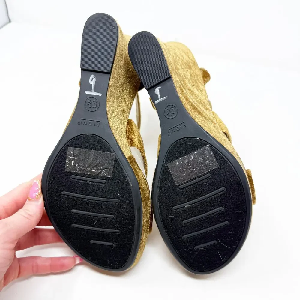 NWOB Vintage Y2K Fioni Gold Velvet Wedge High Heels Women's Sz 9 Jewel Accents